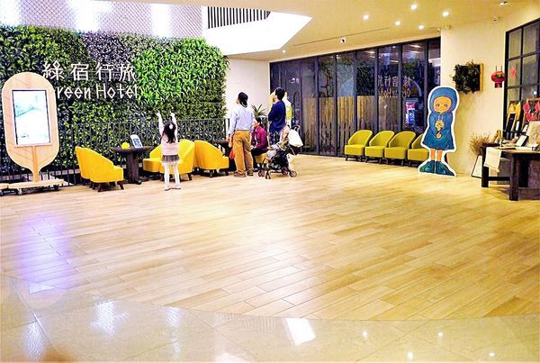綠宿行旅：| 台中住宿 | 綠宿行旅 整棟建築採天井自然採光．結合環保與文藝氣息的創意旅館，草悟道微旅行
