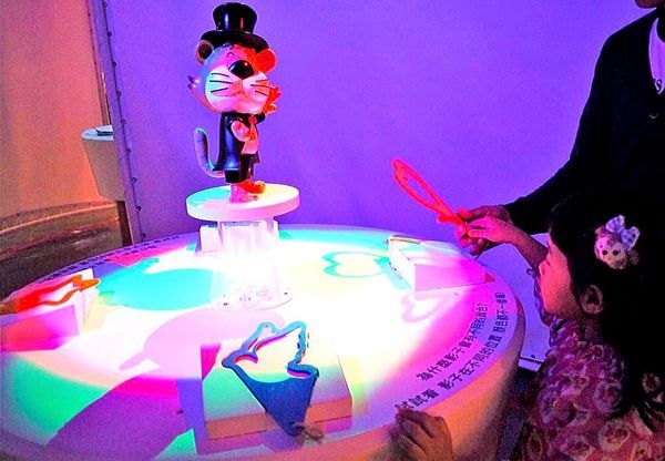 綠宿行旅：| 台中住宿 | 綠宿行旅 整棟建築採天井自然採光．結合環保與文藝氣息的創意旅館，草悟道微旅行