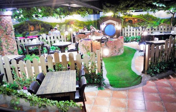 綠宿行旅：| 台中住宿 | 綠宿行旅 整棟建築採天井自然採光．結合環保與文藝氣息的創意旅館，草悟道微旅行