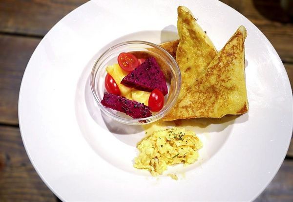 綠宿行旅：| 台中住宿 | 綠宿行旅 整棟建築採天井自然採光．結合環保與文藝氣息的創意旅館，草悟道微旅行