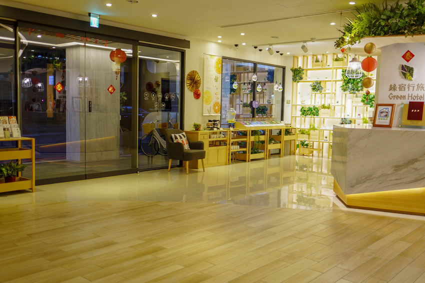 台中草悟道住宿 綠宿行旅Green Hotel 環保旅店榮獲三星級 LED心之光牆放煙火親子互動更有趣6.jpg