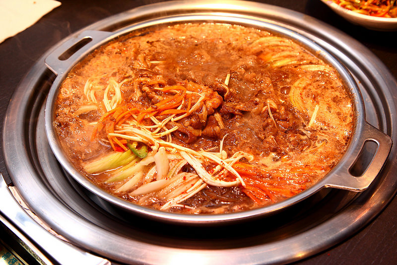 经过炖煮,酱烧牛肉锅不断的散发出浓浓的酱烧香味,蔬菜的甜味也渗入汤