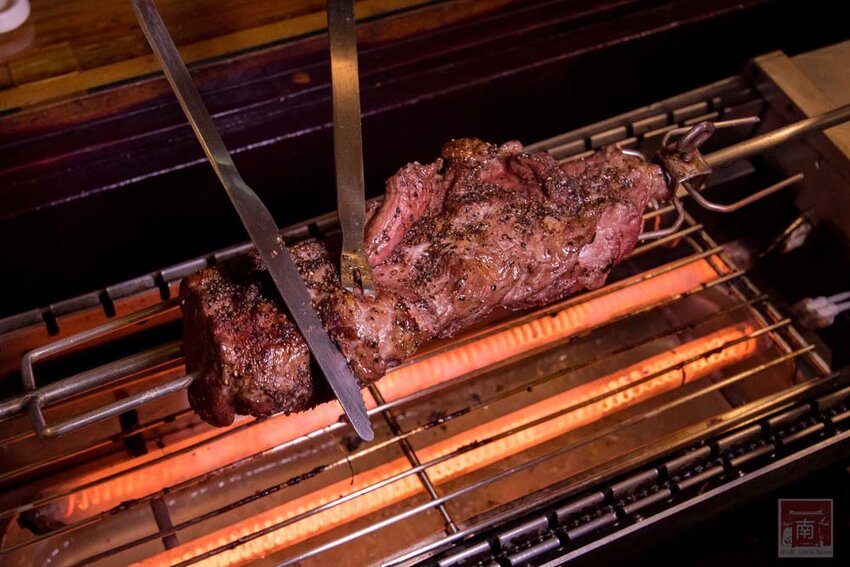 【臺南美食】半戶外美食街在安平｜有小朋友大沙池｜露天寵物野餐空間｜假日駐唱演唱｜串燒｜海鮮｜熱炒｜飲料~~請上桌5號港灣 - 南人幫