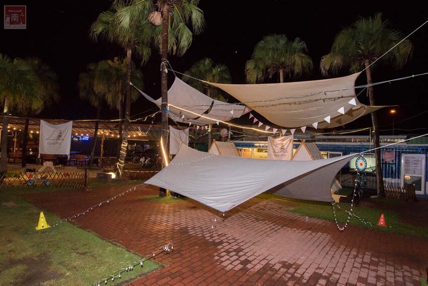 【臺南美食】半戶外美食街在安平｜有小朋友大沙池｜露天寵物野餐空間｜假日駐唱演唱｜串燒｜海鮮｜熱炒｜飲料~~請上桌5號港灣 - 南人幫