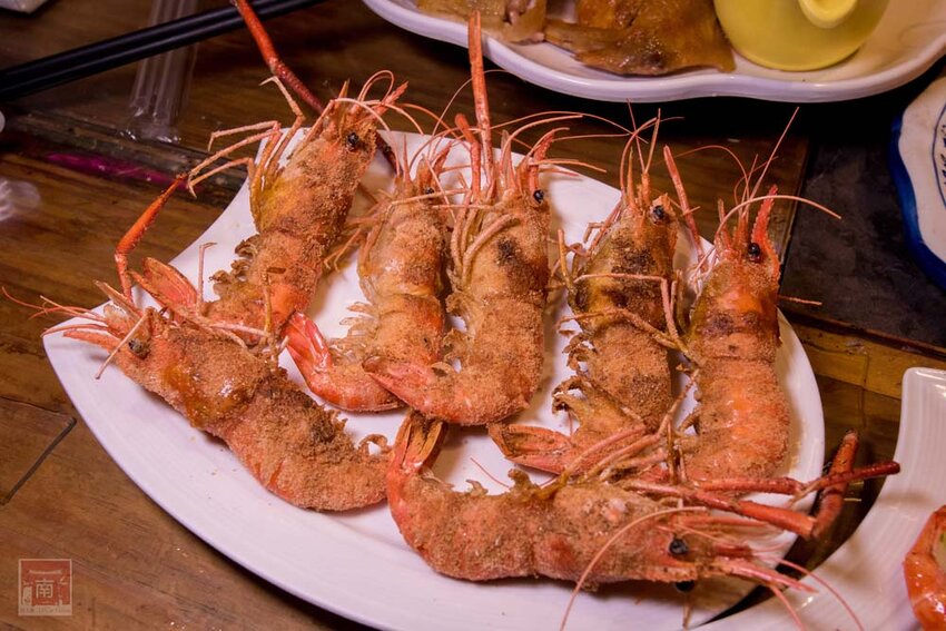 【臺南美食】半戶外美食街在安平｜有小朋友大沙池｜露天寵物野餐空間｜假日駐唱演唱｜串燒｜海鮮｜熱炒｜飲料~~請上桌5號港灣 - 南人幫