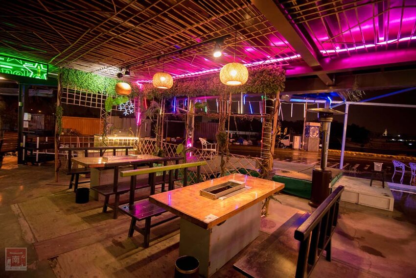 【臺南美食】半戶外美食街在安平｜有小朋友大沙池｜露天寵物野餐空間｜假日駐唱演唱｜串燒｜海鮮｜熱炒｜飲料~~請上桌5號港灣 - 南人幫