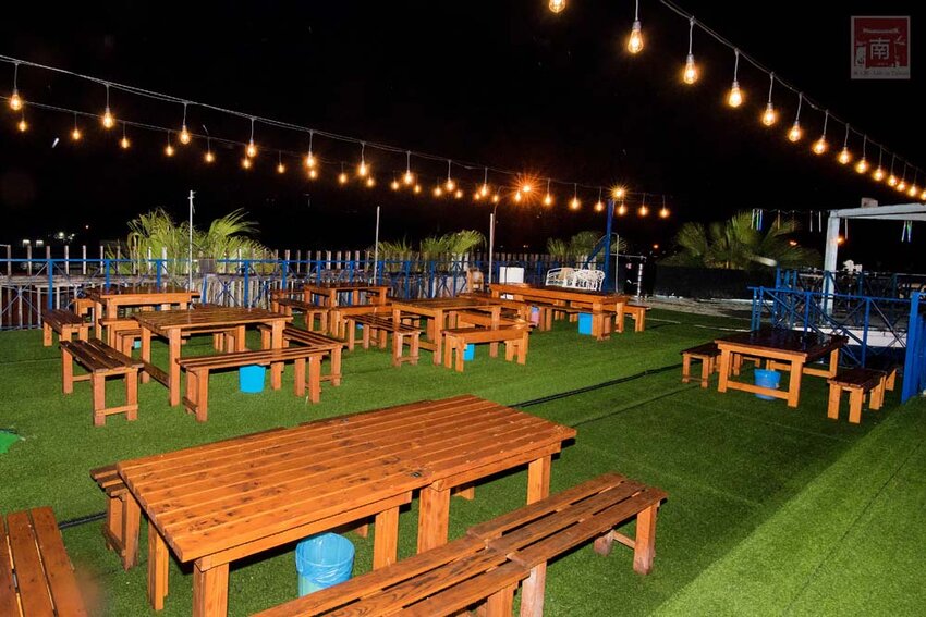 【臺南美食】半戶外美食街在安平｜有小朋友大沙池｜露天寵物野餐空間｜假日駐唱演唱｜串燒｜海鮮｜熱炒｜飲料~~請上桌5號港灣 - 南人幫