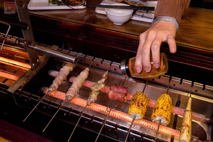 【臺南美食】半戶外美食街在安平｜有小朋友大沙池｜露天寵物野餐空間｜假日駐唱演唱｜串燒｜海鮮｜熱炒｜飲料~~請上桌5號港灣 - 南人幫