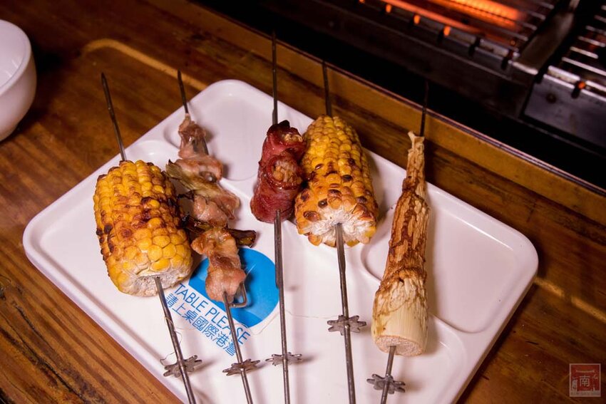 【臺南美食】半戶外美食街在安平｜有小朋友大沙池｜露天寵物野餐空間｜假日駐唱演唱｜串燒｜海鮮｜熱炒｜飲料~~請上桌5號港灣 - 南人幫