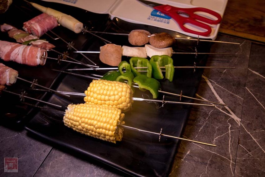 【臺南美食】半戶外美食街在安平｜有小朋友大沙池｜露天寵物野餐空間｜假日駐唱演唱｜串燒｜海鮮｜熱炒｜飲料~~請上桌5號港灣 - 南人幫