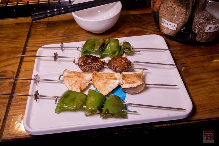 【臺南美食】半戶外美食街在安平｜有小朋友大沙池｜露天寵物野餐空間｜假日駐唱演唱｜串燒｜海鮮｜熱炒｜飲料~~請上桌5號港灣 - 南人幫