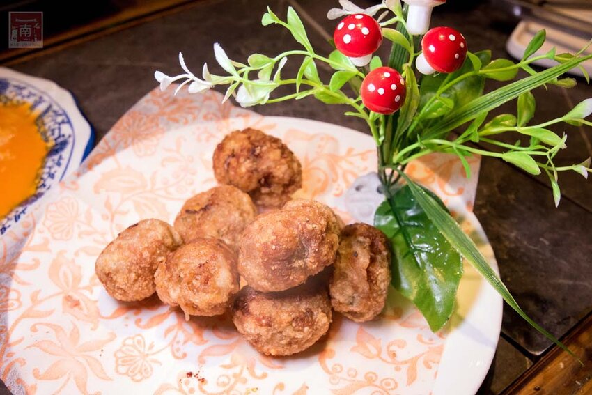 【臺南美食】半戶外美食街在安平｜有小朋友大沙池｜露天寵物野餐空間｜假日駐唱演唱｜串燒｜海鮮｜熱炒｜飲料~~請上桌5號港灣 - 南人幫