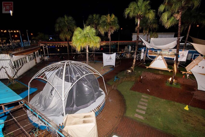 【臺南美食】半戶外美食街在安平｜有小朋友大沙池｜露天寵物野餐空間｜假日駐唱演唱｜串燒｜海鮮｜熱炒｜飲料~~請上桌5號港灣 - 南人幫