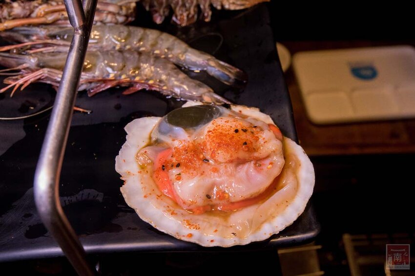 【臺南美食】半戶外美食街在安平｜有小朋友大沙池｜露天寵物野餐空間｜假日駐唱演唱｜串燒｜海鮮｜熱炒｜飲料~~請上桌5號港灣 - 南人幫