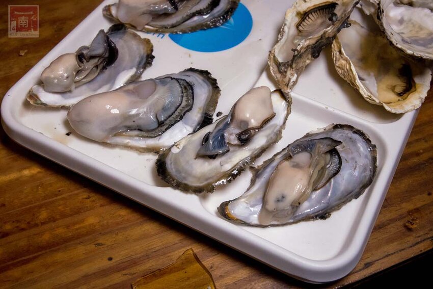 【臺南美食】半戶外美食街在安平｜有小朋友大沙池｜露天寵物野餐空間｜假日駐唱演唱｜串燒｜海鮮｜熱炒｜飲料~~請上桌5號港灣 - 南人幫