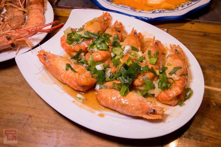 【臺南美食】半戶外美食街在安平｜有小朋友大沙池｜露天寵物野餐空間｜假日駐唱演唱｜串燒｜海鮮｜熱炒｜飲料~~請上桌5號港灣 - 南人幫