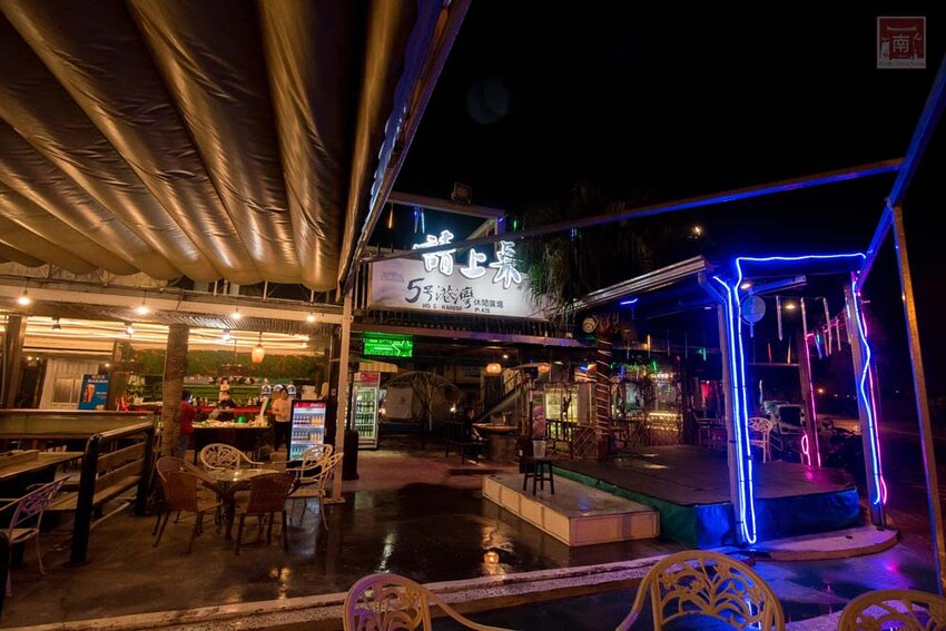 【臺南美食】半戶外美食街在安平｜有小朋友大沙池｜露天寵物野餐空間｜假日駐唱演唱｜串燒｜海鮮｜熱炒｜飲料~~請上桌5號港灣 - 南人幫