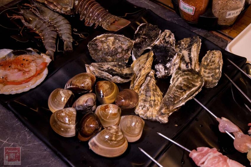 【臺南美食】半戶外美食街在安平｜有小朋友大沙池｜露天寵物野餐空間｜假日駐唱演唱｜串燒｜海鮮｜熱炒｜飲料~~請上桌5號港灣 - 南人幫