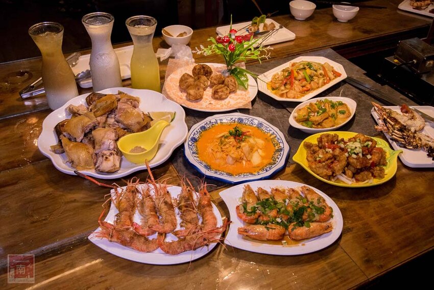 【臺南美食】半戶外美食街在安平｜有小朋友大沙池｜露天寵物野餐空間｜假日駐唱演唱｜串燒｜海鮮｜熱炒｜飲料~~請上桌5號港灣 - 南人幫