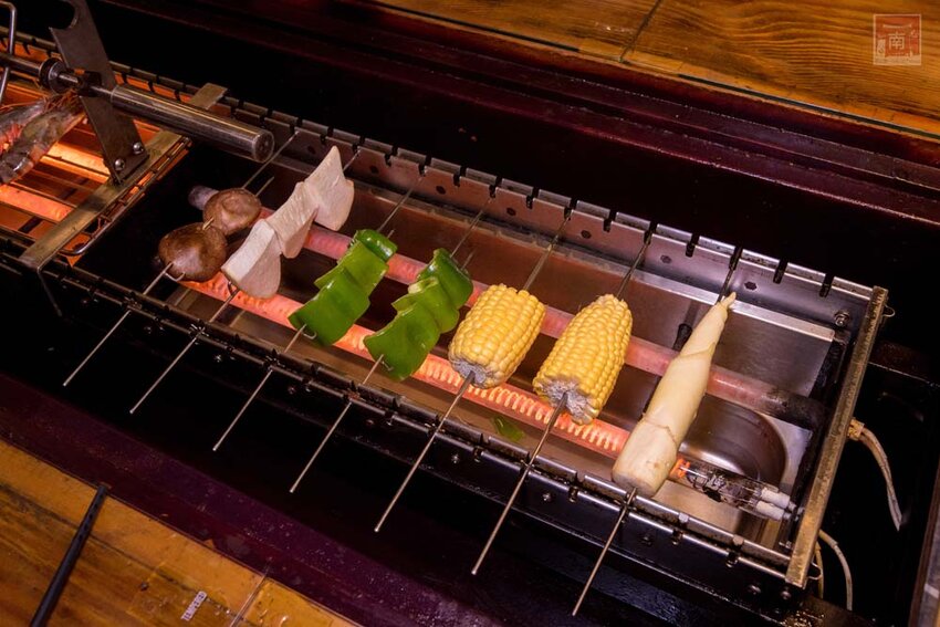 【臺南美食】半戶外美食街在安平｜有小朋友大沙池｜露天寵物野餐空間｜假日駐唱演唱｜串燒｜海鮮｜熱炒｜飲料~~請上桌5號港灣 - 南人幫