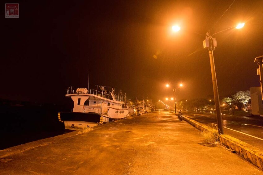 【臺南美食】半戶外美食街在安平｜有小朋友大沙池｜露天寵物野餐空間｜假日駐唱演唱｜串燒｜海鮮｜熱炒｜飲料~~請上桌5號港灣 - 南人幫