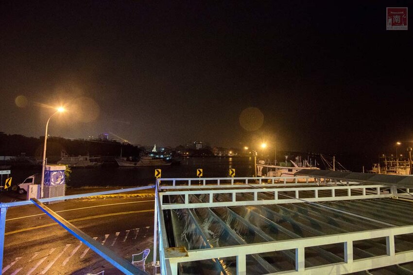 【臺南美食】半戶外美食街在安平｜有小朋友大沙池｜露天寵物野餐空間｜假日駐唱演唱｜串燒｜海鮮｜熱炒｜飲料~~請上桌5號港灣 - 南人幫