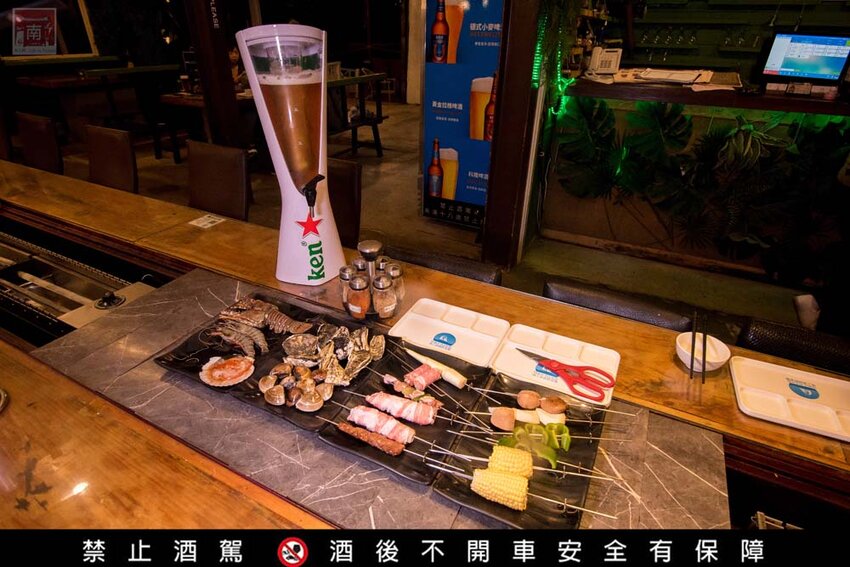 【臺南美食】半戶外美食街在安平｜有小朋友大沙池｜露天寵物野餐空間｜假日駐唱演唱｜串燒｜海鮮｜熱炒｜飲料~~請上桌5號港灣 - 南人幫