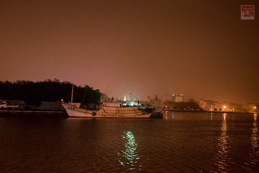 【臺南美食】半戶外美食街在安平｜有小朋友大沙池｜露天寵物野餐空間｜假日駐唱演唱｜串燒｜海鮮｜熱炒｜飲料~~請上桌5號港灣 - 南人幫