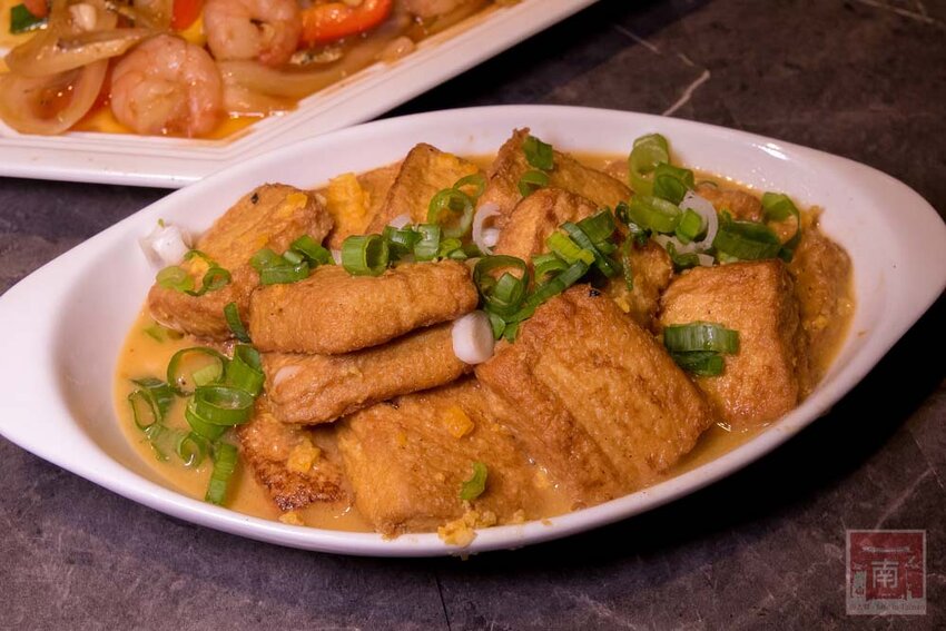 【臺南美食】半戶外美食街在安平｜有小朋友大沙池｜露天寵物野餐空間｜假日駐唱演唱｜串燒｜海鮮｜熱炒｜飲料~~請上桌5號港灣 - 南人幫