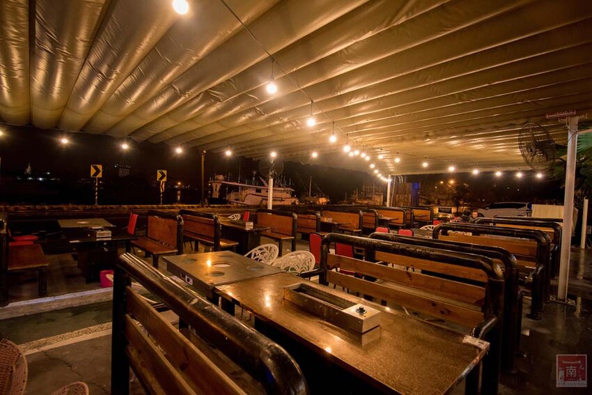 【臺南美食】半戶外美食街在安平｜有小朋友大沙池｜露天寵物野餐空間｜假日駐唱演唱｜串燒｜海鮮｜熱炒｜飲料~~請上桌5號港灣 - 南人幫