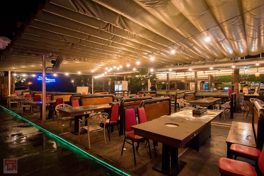 【臺南美食】半戶外美食街在安平｜有小朋友大沙池｜露天寵物野餐空間｜假日駐唱演唱｜串燒｜海鮮｜熱炒｜飲料~~請上桌5號港灣 - 南人幫