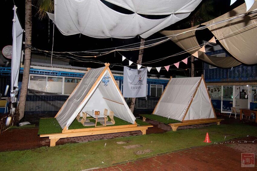 【臺南美食】半戶外美食街在安平｜有小朋友大沙池｜露天寵物野餐空間｜假日駐唱演唱｜串燒｜海鮮｜熱炒｜飲料~~請上桌5號港灣 - 南人幫