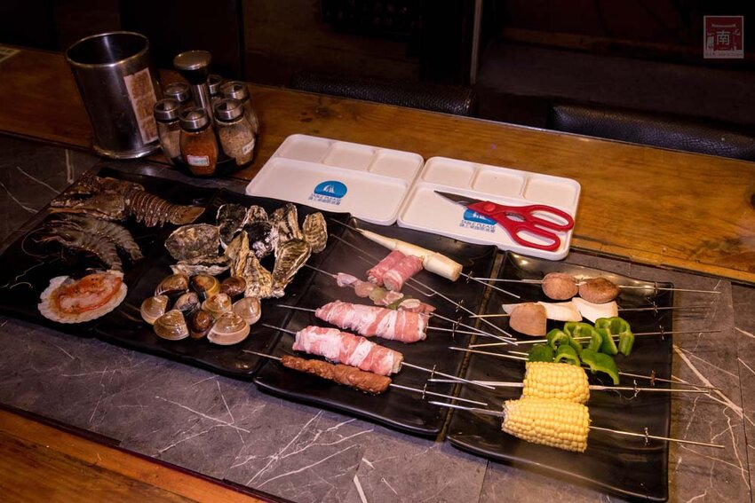 【臺南美食】半戶外美食街在安平｜有小朋友大沙池｜露天寵物野餐空間｜假日駐唱演唱｜串燒｜海鮮｜熱炒｜飲料~~請上桌5號港灣 - 南人幫