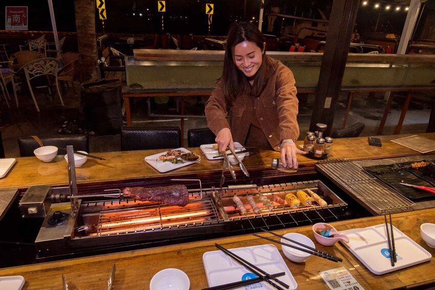 【臺南美食】半戶外美食街在安平｜有小朋友大沙池｜露天寵物野餐空間｜假日駐唱演唱｜串燒｜海鮮｜熱炒｜飲料~~請上桌5號港灣 - 南人幫