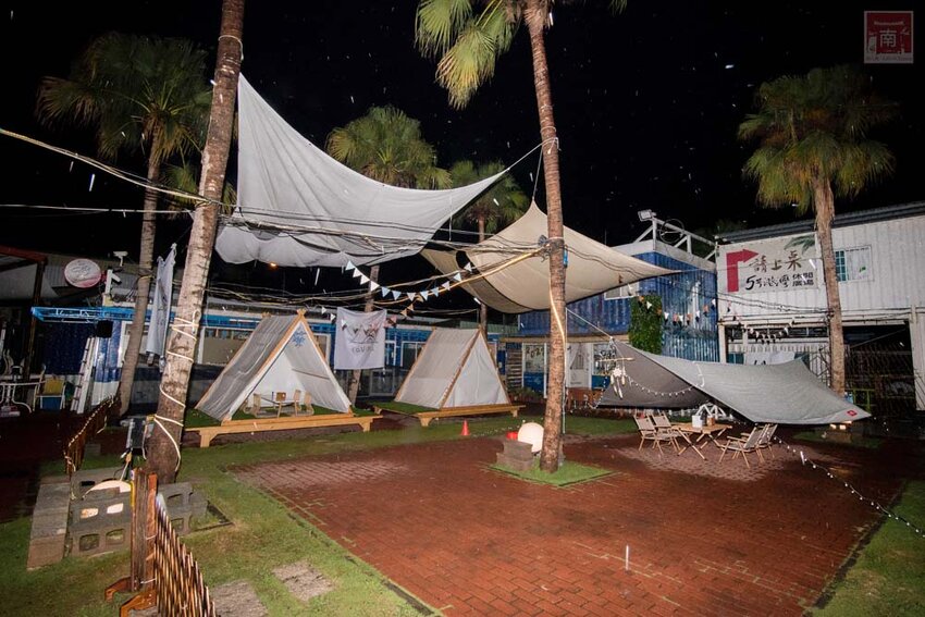 【臺南美食】半戶外美食街在安平｜有小朋友大沙池｜露天寵物野餐空間｜假日駐唱演唱｜串燒｜海鮮｜熱炒｜飲料~~請上桌5號港灣 - 南人幫