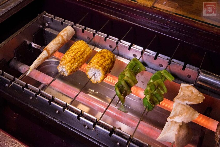 【臺南美食】半戶外美食街在安平｜有小朋友大沙池｜露天寵物野餐空間｜假日駐唱演唱｜串燒｜海鮮｜熱炒｜飲料~~請上桌5號港灣 - 南人幫