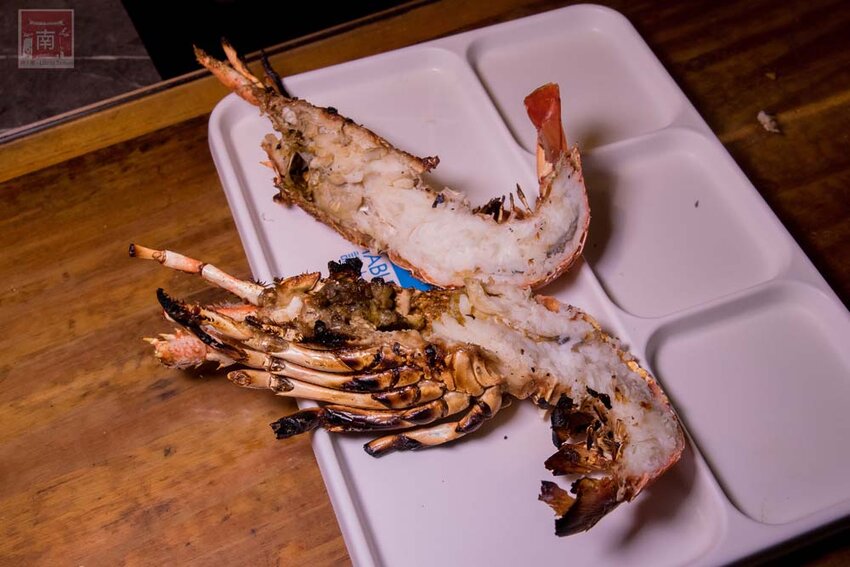 【臺南美食】半戶外美食街在安平｜有小朋友大沙池｜露天寵物野餐空間｜假日駐唱演唱｜串燒｜海鮮｜熱炒｜飲料~~請上桌5號港灣 - 南人幫