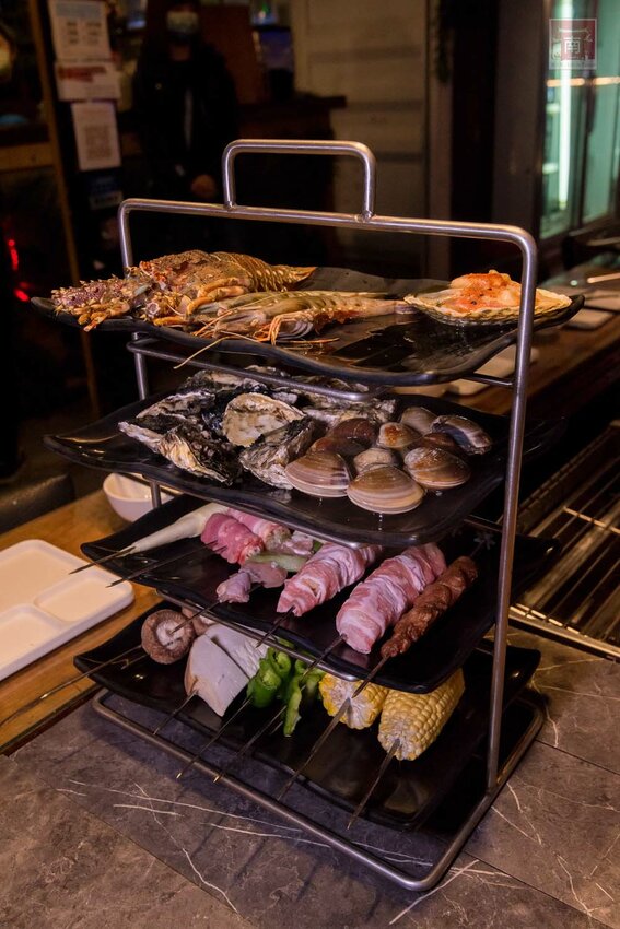 【臺南美食】半戶外美食街在安平｜有小朋友大沙池｜露天寵物野餐空間｜假日駐唱演唱｜串燒｜海鮮｜熱炒｜飲料~~請上桌5號港灣 - 南人幫