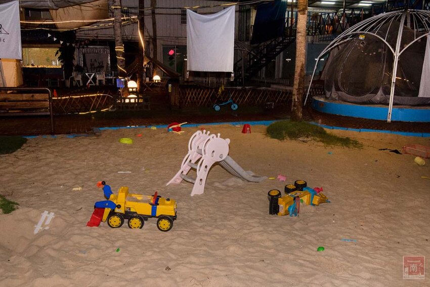 【臺南美食】半戶外美食街在安平｜有小朋友大沙池｜露天寵物野餐空間｜假日駐唱演唱｜串燒｜海鮮｜熱炒｜飲料~~請上桌5號港灣 - 南人幫