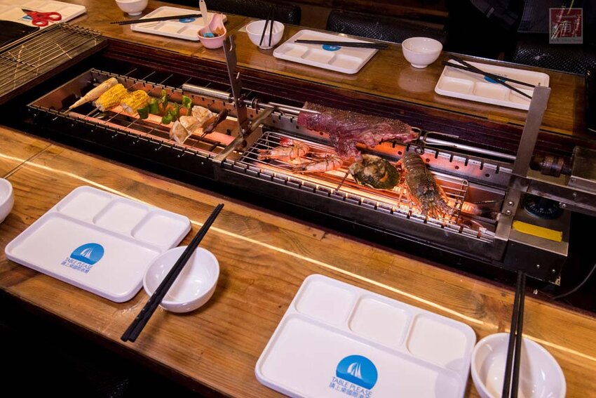 【臺南美食】半戶外美食街在安平｜有小朋友大沙池｜露天寵物野餐空間｜假日駐唱演唱｜串燒｜海鮮｜熱炒｜飲料~~請上桌5號港灣 - 南人幫