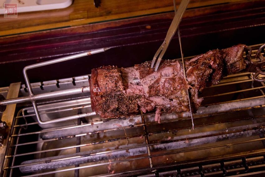 【臺南美食】半戶外美食街在安平｜有小朋友大沙池｜露天寵物野餐空間｜假日駐唱演唱｜串燒｜海鮮｜熱炒｜飲料~~請上桌5號港灣 - 南人幫