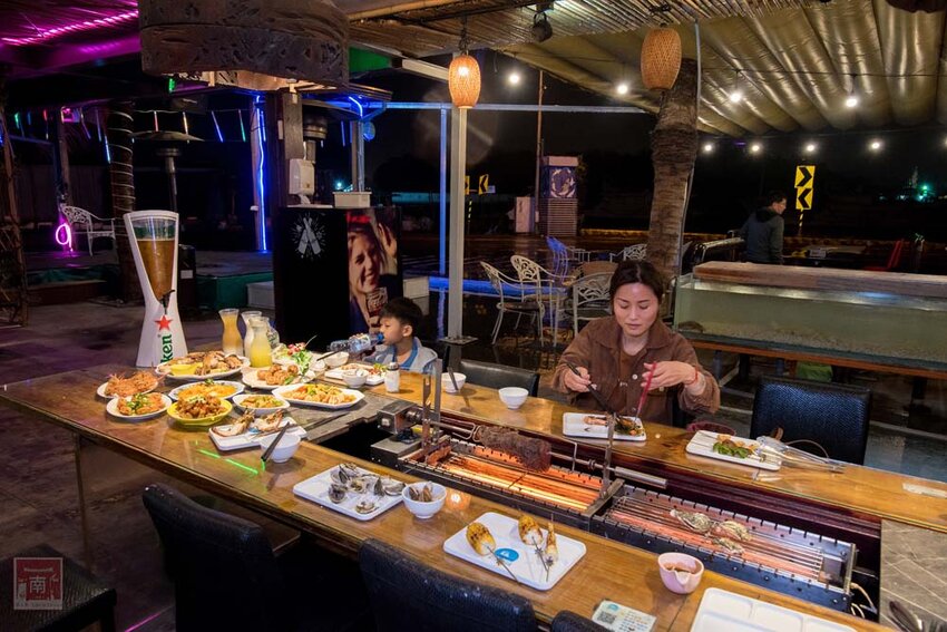 【臺南美食】半戶外美食街在安平｜有小朋友大沙池｜露天寵物野餐空間｜假日駐唱演唱｜串燒｜海鮮｜熱炒｜飲料~~請上桌5號港灣 - 南人幫