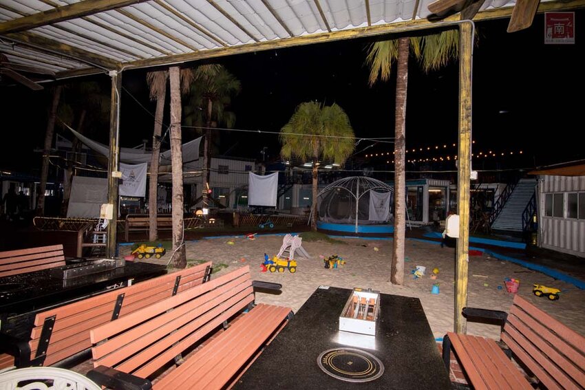 【臺南美食】半戶外美食街在安平｜有小朋友大沙池｜露天寵物野餐空間｜假日駐唱演唱｜串燒｜海鮮｜熱炒｜飲料~~請上桌5號港灣 - 南人幫