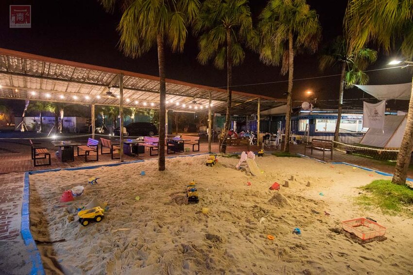 【臺南美食】半戶外美食街在安平｜有小朋友大沙池｜露天寵物野餐空間｜假日駐唱演唱｜串燒｜海鮮｜熱炒｜飲料~~請上桌5號港灣 - 南人幫