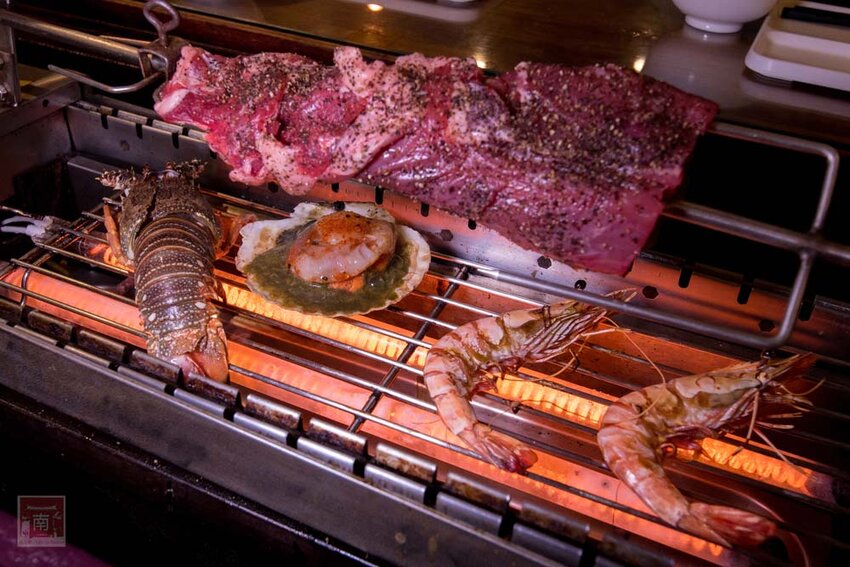 【臺南美食】半戶外美食街在安平｜有小朋友大沙池｜露天寵物野餐空間｜假日駐唱演唱｜串燒｜海鮮｜熱炒｜飲料~~請上桌5號港灣 - 南人幫