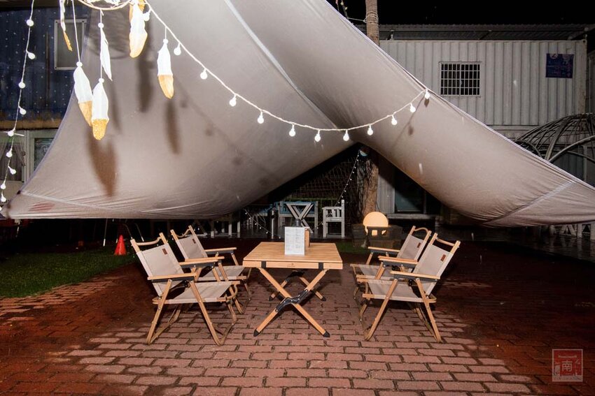 【臺南美食】半戶外美食街在安平｜有小朋友大沙池｜露天寵物野餐空間｜假日駐唱演唱｜串燒｜海鮮｜熱炒｜飲料~~請上桌5號港灣 - 南人幫