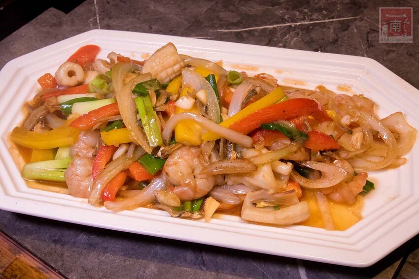 【臺南美食】半戶外美食街在安平｜有小朋友大沙池｜露天寵物野餐空間｜假日駐唱演唱｜串燒｜海鮮｜熱炒｜飲料~~請上桌5號港灣 - 南人幫