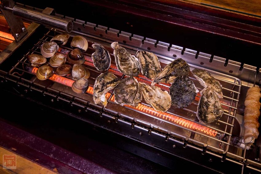 【臺南美食】半戶外美食街在安平｜有小朋友大沙池｜露天寵物野餐空間｜假日駐唱演唱｜串燒｜海鮮｜熱炒｜飲料~~請上桌5號港灣 - 南人幫