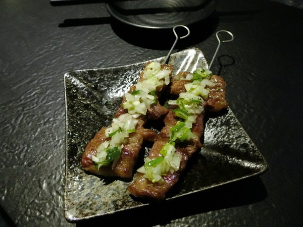 串燒-殿:【東區美味燒肉/串燒推薦/愷樂/玖壹壹也愛吃/串燒殿】串燒、唐揚雞、水蓮牛肉捲、海鮮燉飯及美麗花式調酒喝到爽歪歪嗨得不要不要的超滿足燒肉店就在