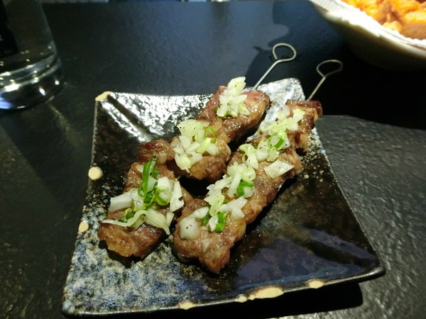 串燒-殿:【東區美味燒肉/串燒推薦/愷樂/玖壹壹也愛吃/串燒殿】串燒、唐揚雞、水蓮牛肉捲、海鮮燉飯及美麗花式調酒喝到爽歪歪嗨得不要不要的超滿足燒肉店就在